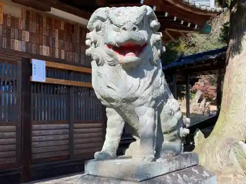 山梨岡神社の狛犬