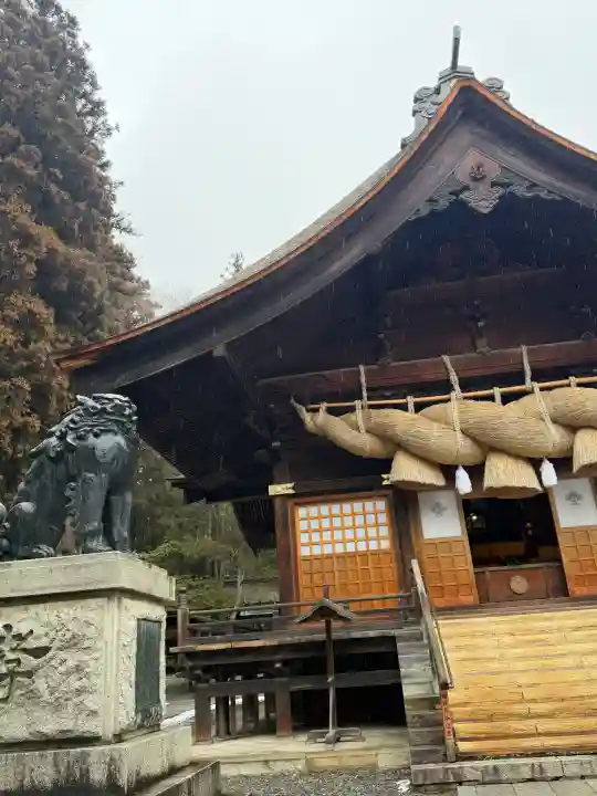 諏訪大社下社秋宮の{uncategorized: "未分類", other: "その他", undefined: "問題あり", building: "その他建物", grave: "お墓", sacred_gate: "鳥居", guardian: "狛犬", statue: "像", buddha: "仏像", history: "歴史", nature: "自然", garden: "庭園", animal: "動物", pagoda: "塔", temizu: "手水舎", mountain_gate: "山門・神門", sanctuary: "本殿・本堂", subordinate: "末社・摂社", art: "芸術", scenery: "景色", jizo: "地蔵", ema: "絵馬", goshuin: "御朱印", omikuji: "おみくじ", items: "授与品その他", amulet: "お守り", goshuincho: "御朱印帳", eats: "食事", festival: "お祭り", votive_dance: "神楽", shichigosan: "七五三参", wedding: "結婚式", experience: "体験その他", initially: "初詣", around: "周辺", anti_infection: "感染症対策"}