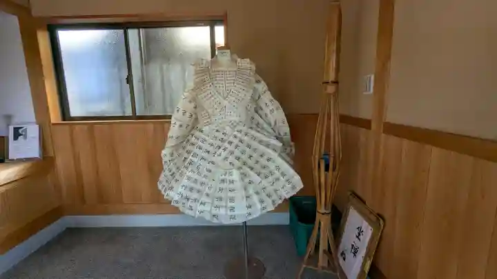 林陽寺の{uncategorized: "未分類", other: "その他", undefined: "問題あり", building: "その他建物", grave: "お墓", sacred_gate: "鳥居", guardian: "狛犬", statue: "像", buddha: "仏像", history: "歴史", nature: "自然", garden: "庭園", animal: "動物", pagoda: "塔", temizu: "手水舎", mountain_gate: "山門・神門", sanctuary: "本殿・本堂", subordinate: "末社・摂社", art: "芸術", scenery: "景色", jizo: "地蔵", ema: "絵馬", goshuin: "御朱印", omikuji: "おみくじ", items: "授与品その他", amulet: "お守り", goshuincho: "御朱印帳", eats: "食事", festival: "お祭り", votive_dance: "神楽", shichigosan: "七五三参", wedding: "結婚式", experience: "体験その他", initially: "初詣", around: "周辺", anti_infection: "感染症対策"}