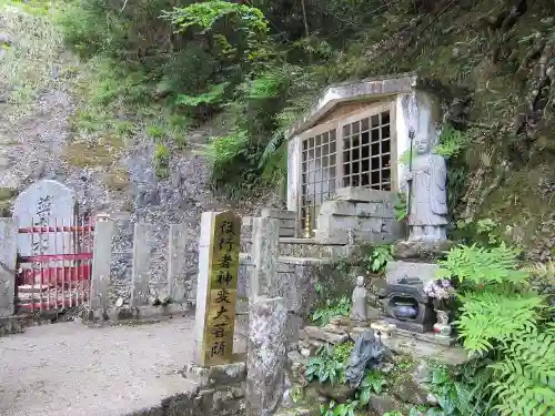 満願滝弁財天の本殿・本堂