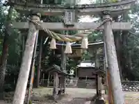 新鞍神社の鳥居