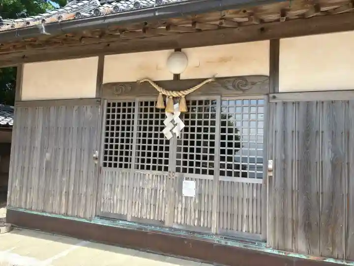 日間賀神社の{uncategorized: "未分類", other: "その他", undefined: "問題あり", building: "その他建物", grave: "お墓", sacred_gate: "鳥居", guardian: "狛犬", statue: "像", buddha: "仏像", history: "歴史", nature: "自然", garden: "庭園", animal: "動物", pagoda: "塔", temizu: "手水舎", mountain_gate: "山門・神門", sanctuary: "本殿・本堂", subordinate: "末社・摂社", art: "芸術", scenery: "景色", jizo: "地蔵", ema: "絵馬", goshuin: "御朱印", omikuji: "おみくじ", items: "授与品その他", amulet: "お守り", goshuincho: "御朱印帳", eats: "食事", festival: "お祭り", votive_dance: "神楽", shichigosan: "七五三参", wedding: "結婚式", experience: "体験その他", initially: "初詣", around: "周辺", anti_infection: "感染症対策"}