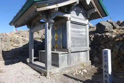 白山比咩神社　奥宮の本殿