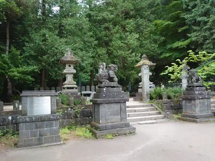 円通三匝堂(さざえ堂)のお墓