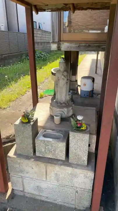 本光寺の{uncategorized: "未分類", other: "その他", undefined: "問題あり", building: "その他建物", grave: "お墓", sacred_gate: "鳥居", guardian: "狛犬", statue: "像", buddha: "仏像", history: "歴史", nature: "自然", garden: "庭園", animal: "動物", pagoda: "塔", temizu: "手水舎", mountain_gate: "山門・神門", sanctuary: "本殿・本堂", subordinate: "末社・摂社", art: "芸術", scenery: "景色", jizo: "地蔵", ema: "絵馬", goshuin: "御朱印", omikuji: "おみくじ", items: "授与品その他", amulet: "お守り", goshuincho: "御朱印帳", eats: "食事", festival: "お祭り", votive_dance: "神楽", shichigosan: "七五三参", wedding: "結婚式", experience: "体験その他", initially: "初詣", around: "周辺", anti_infection: "感染症対策"}