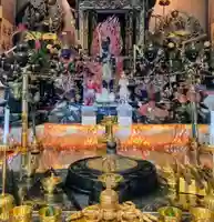 五尊の明王さまが一同に並びます。