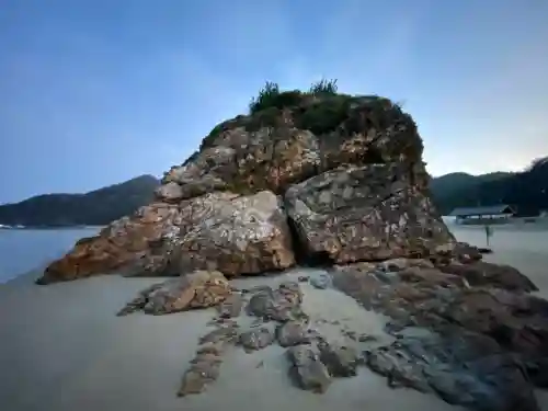 稲佐の浜　弁天島の{uncategorized: "未分類", other: "その他", undefined: "問題あり", building: "その他建物", grave: "お墓", sacred_gate: "鳥居", guardian: "狛犬", statue: "像", buddha: "仏像", history: "歴史", nature: "自然", garden: "庭園", animal: "動物", pagoda: "塔", temizu: "手水舎", mountain_gate: "山門・神門", sanctuary: "本殿・本堂", subordinate: "末社・摂社", art: "芸術", scenery: "景色", jizo: "地蔵", ema: "絵馬", goshuin: "御朱印", omikuji: "おみくじ", items: "授与品その他", amulet: "お守り", goshuincho: "御朱印帳", eats: "食事", festival: "お祭り", votive_dance: "神楽", shichigosan: "七五三参", wedding: "結婚式", experience: "体験その他", initially: "初詣", around: "周辺", anti_infection: "感染症対策"}