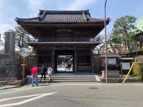 本覚寺の山門