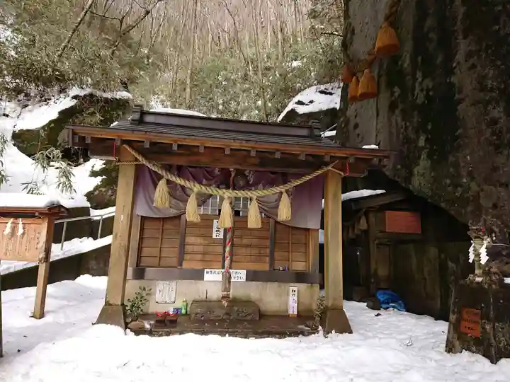 石割神社の本殿・本堂
