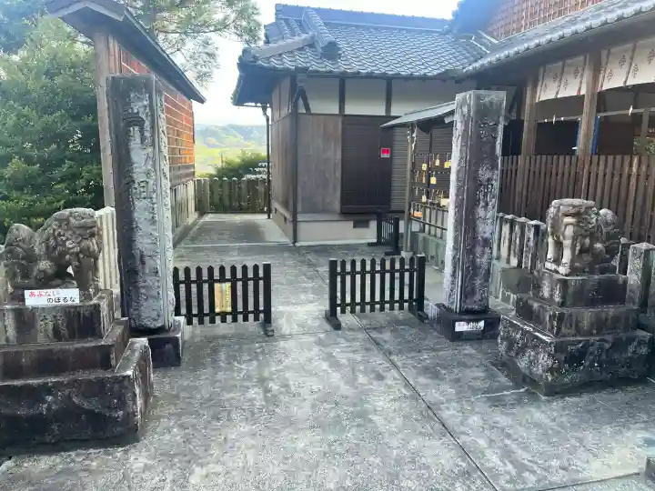 高野口八幡神社の{uncategorized: "未分類", other: "その他", undefined: "問題あり", building: "その他建物", grave: "お墓", sacred_gate: "鳥居", guardian: "狛犬", statue: "像", buddha: "仏像", history: "歴史", nature: "自然", garden: "庭園", animal: "動物", pagoda: "塔", temizu: "手水舎", mountain_gate: "山門・神門", sanctuary: "本殿・本堂", subordinate: "末社・摂社", art: "芸術", scenery: "景色", jizo: "地蔵", ema: "絵馬", goshuin: "御朱印", omikuji: "おみくじ", items: "授与品その他", amulet: "お守り", goshuincho: "御朱印帳", eats: "食事", festival: "お祭り", votive_dance: "神楽", shichigosan: "七五三参", wedding: "結婚式", experience: "体験その他", initially: "初詣", around: "周辺", anti_infection: "感染症対策"}