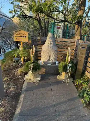 祠(東京ドームシティー屋上)の{uncategorized: "未分類", other: "その他", undefined: "問題あり", building: "その他建物", grave: "お墓", sacred_gate: "鳥居", guardian: "狛犬", statue: "像", buddha: "仏像", history: "歴史", nature: "自然", garden: "庭園", animal: "動物", pagoda: "塔", temizu: "手水舎", mountain_gate: "山門・神門", sanctuary: "本殿・本堂", subordinate: "末社・摂社", art: "芸術", scenery: "景色", jizo: "地蔵", ema: "絵馬", goshuin: "御朱印", omikuji: "おみくじ", items: "授与品その他", amulet: "お守り", goshuincho: "御朱印帳", eats: "食事", festival: "お祭り", votive_dance: "神楽", shichigosan: "七五三参", wedding: "結婚式", experience: "体験その他", initially: "初詣", around: "周辺", anti_infection: "感染症対策"}