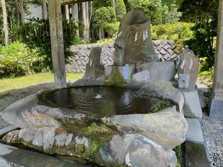 八海山尊神社の手水舎