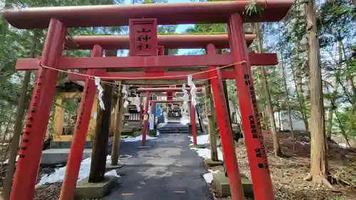 新屋山神社の鳥居