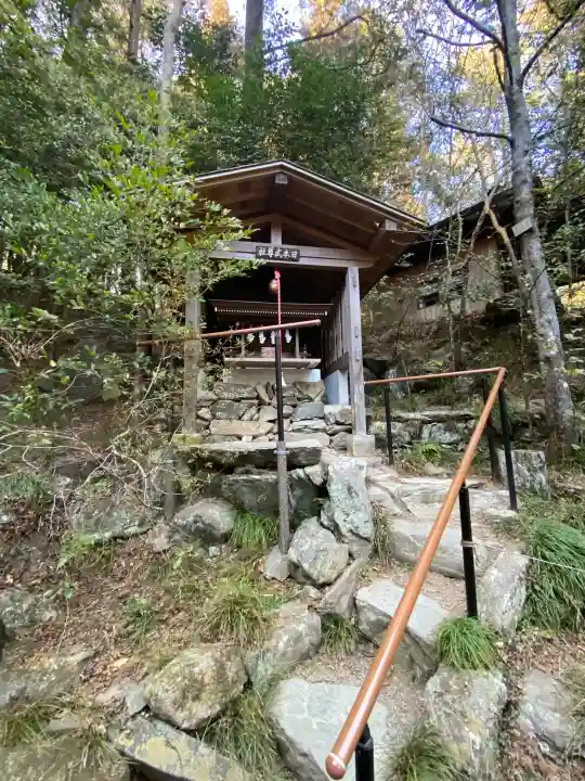 宝登山神社の{uncategorized: "未分類", other: "その他", undefined: "問題あり", building: "その他建物", grave: "お墓", sacred_gate: "鳥居", guardian: "狛犬", statue: "像", buddha: "仏像", history: "歴史", nature: "自然", garden: "庭園", animal: "動物", pagoda: "塔", temizu: "手水舎", mountain_gate: "山門・神門", sanctuary: "本殿・本堂", subordinate: "末社・摂社", art: "芸術", scenery: "景色", jizo: "地蔵", ema: "絵馬", goshuin: "御朱印", omikuji: "おみくじ", items: "授与品その他", amulet: "お守り", goshuincho: "御朱印帳", eats: "食事", festival: "お祭り", votive_dance: "神楽", shichigosan: "七五三参", wedding: "結婚式", experience: "体験その他", initially: "初詣", around: "周辺", anti_infection: "感染症対策"}