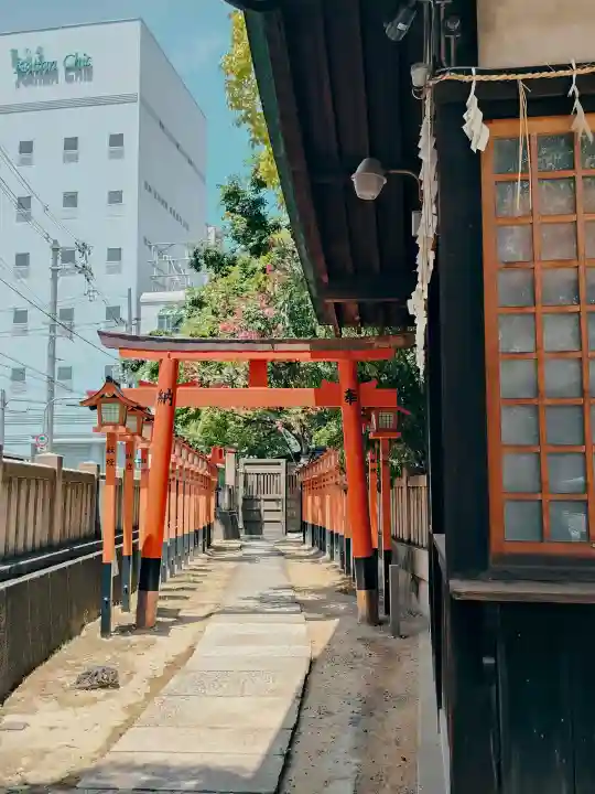 赤土稲荷大明神の{uncategorized: "未分類", other: "その他", undefined: "問題あり", building: "その他建物", grave: "お墓", sacred_gate: "鳥居", guardian: "狛犬", statue: "像", buddha: "仏像", history: "歴史", nature: "自然", garden: "庭園", animal: "動物", pagoda: "塔", temizu: "手水舎", mountain_gate: "山門・神門", sanctuary: "本殿・本堂", subordinate: "末社・摂社", art: "芸術", scenery: "景色", jizo: "地蔵", ema: "絵馬", goshuin: "御朱印", omikuji: "おみくじ", items: "授与品その他", amulet: "お守り", goshuincho: "御朱印帳", eats: "食事", festival: "お祭り", votive_dance: "神楽", shichigosan: "七五三参", wedding: "結婚式", experience: "体験その他", initially: "初詣", around: "周辺", anti_infection: "感染症対策"}