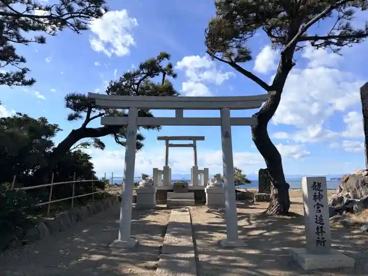 森戸大明神(森戸神社)の{uncategorized: "未分類", other: "その他", undefined: "問題あり", building: "その他建物", grave: "お墓", sacred_gate: "鳥居", guardian: "狛犬", statue: "像", buddha: "仏像", history: "歴史", nature: "自然", garden: "庭園", animal: "動物", pagoda: "塔", temizu: "手水舎", mountain_gate: "山門・神門", sanctuary: "本殿・本堂", subordinate: "末社・摂社", art: "芸術", scenery: "景色", jizo: "地蔵", ema: "絵馬", goshuin: "御朱印", omikuji: "おみくじ", items: "授与品その他", amulet: "お守り", goshuincho: "御朱印帳", eats: "食事", festival: "お祭り", votive_dance: "神楽", shichigosan: "七五三参", wedding: "結婚式", experience: "体験その他", initially: "初詣", around: "周辺", anti_infection: "感染症対策"}