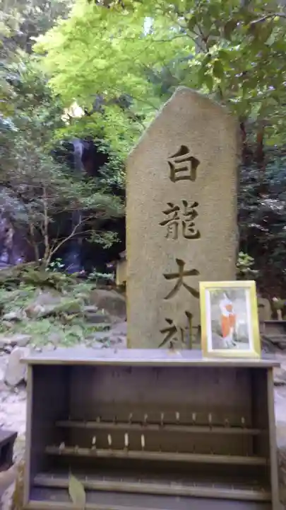 石上神社の{uncategorized: "未分類", other: "その他", undefined: "問題あり", building: "その他建物", grave: "お墓", sacred_gate: "鳥居", guardian: "狛犬", statue: "像", buddha: "仏像", history: "歴史", nature: "自然", garden: "庭園", animal: "動物", pagoda: "塔", temizu: "手水舎", mountain_gate: "山門・神門", sanctuary: "本殿・本堂", subordinate: "末社・摂社", art: "芸術", scenery: "景色", jizo: "地蔵", ema: "絵馬", goshuin: "御朱印", omikuji: "おみくじ", items: "授与品その他", amulet: "お守り", goshuincho: "御朱印帳", eats: "食事", festival: "お祭り", votive_dance: "神楽", shichigosan: "七五三参", wedding: "結婚式", experience: "体験その他", initially: "初詣", around: "周辺", anti_infection: "感染症対策"}