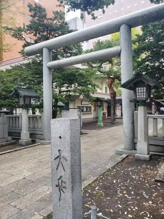 三吉神社の{uncategorized: "未分類", other: "その他", undefined: "問題あり", building: "その他建物", grave: "お墓", sacred_gate: "鳥居", guardian: "狛犬", statue: "像", buddha: "仏像", history: "歴史", nature: "自然", garden: "庭園", animal: "動物", pagoda: "塔", temizu: "手水舎", mountain_gate: "山門・神門", sanctuary: "本殿・本堂", subordinate: "末社・摂社", art: "芸術", scenery: "景色", jizo: "地蔵", ema: "絵馬", goshuin: "御朱印", omikuji: "おみくじ", items: "授与品その他", amulet: "お守り", goshuincho: "御朱印帳", eats: "食事", festival: "お祭り", votive_dance: "神楽", shichigosan: "七五三参", wedding: "結婚式", experience: "体験その他", initially: "初詣", around: "周辺", anti_infection: "感染症対策"}