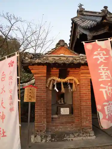 牛嶋天満宮の{uncategorized: "未分類", other: "その他", undefined: "問題あり", building: "その他建物", grave: "お墓", sacred_gate: "鳥居", guardian: "狛犬", statue: "像", buddha: "仏像", history: "歴史", nature: "自然", garden: "庭園", animal: "動物", pagoda: "塔", temizu: "手水舎", mountain_gate: "山門・神門", sanctuary: "本殿・本堂", subordinate: "末社・摂社", art: "芸術", scenery: "景色", jizo: "地蔵", ema: "絵馬", goshuin: "御朱印", omikuji: "おみくじ", items: "授与品その他", amulet: "お守り", goshuincho: "御朱印帳", eats: "食事", festival: "お祭り", votive_dance: "神楽", shichigosan: "七五三参", wedding: "結婚式", experience: "体験その他", initially: "初詣", around: "周辺", anti_infection: "感染症対策"}