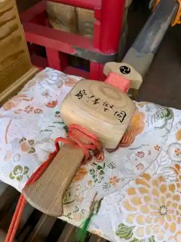 湯倉神社の{uncategorized: "未分類", other: "その他", undefined: "問題あり", building: "その他建物", grave: "お墓", sacred_gate: "鳥居", guardian: "狛犬", statue: "像", buddha: "仏像", history: "歴史", nature: "自然", garden: "庭園", animal: "動物", pagoda: "塔", temizu: "手水舎", mountain_gate: "山門・神門", sanctuary: "本殿・本堂", subordinate: "末社・摂社", art: "芸術", scenery: "景色", jizo: "地蔵", ema: "絵馬", goshuin: "御朱印", omikuji: "おみくじ", items: "授与品その他", amulet: "お守り", goshuincho: "御朱印帳", eats: "食事", festival: "お祭り", votive_dance: "神楽", shichigosan: "七五三参", wedding: "結婚式", experience: "体験その他", initially: "初詣", around: "周辺", anti_infection: "感染症対策"}