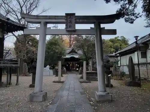 三囲神社の鳥居