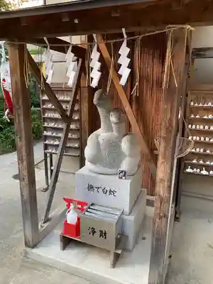 蛇窪神社の像