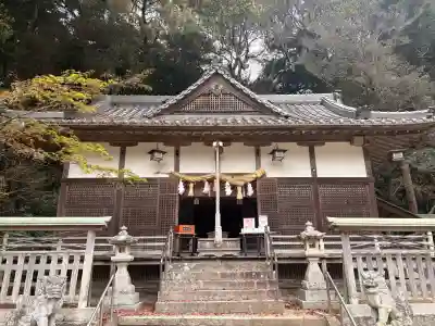 熊野三所神社の{uncategorized: "未分類", other: "その他", undefined: "問題あり", building: "その他建物", grave: "お墓", sacred_gate: "鳥居", guardian: "狛犬", statue: "像", buddha: "仏像", history: "歴史", nature: "自然", garden: "庭園", animal: "動物", pagoda: "塔", temizu: "手水舎", mountain_gate: "山門・神門", sanctuary: "本殿・本堂", subordinate: "末社・摂社", art: "芸術", scenery: "景色", jizo: "地蔵", ema: "絵馬", goshuin: "御朱印", omikuji: "おみくじ", items: "授与品その他", amulet: "お守り", goshuincho: "御朱印帳", eats: "食事", festival: "お祭り", votive_dance: "神楽", shichigosan: "七五三参", wedding: "結婚式", experience: "体験その他", initially: "初詣", around: "周辺", anti_infection: "感染症対策"}