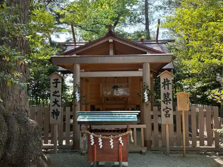 伊勢山皇大神宮の{uncategorized: "未分類", other: "その他", undefined: "問題あり", building: "その他建物", grave: "お墓", sacred_gate: "鳥居", guardian: "狛犬", statue: "像", buddha: "仏像", history: "歴史", nature: "自然", garden: "庭園", animal: "動物", pagoda: "塔", temizu: "手水舎", mountain_gate: "山門・神門", sanctuary: "本殿・本堂", subordinate: "末社・摂社", art: "芸術", scenery: "景色", jizo: "地蔵", ema: "絵馬", goshuin: "御朱印", omikuji: "おみくじ", items: "授与品その他", amulet: "お守り", goshuincho: "御朱印帳", eats: "食事", festival: "お祭り", votive_dance: "神楽", shichigosan: "七五三参", wedding: "結婚式", experience: "体験その他", initially: "初詣", around: "周辺", anti_infection: "感染症対策"}