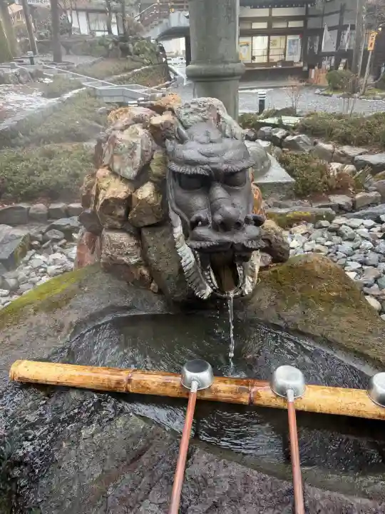 諏訪大社下社秋宮の{uncategorized: "未分類", other: "その他", undefined: "問題あり", building: "その他建物", grave: "お墓", sacred_gate: "鳥居", guardian: "狛犬", statue: "像", buddha: "仏像", history: "歴史", nature: "自然", garden: "庭園", animal: "動物", pagoda: "塔", temizu: "手水舎", mountain_gate: "山門・神門", sanctuary: "本殿・本堂", subordinate: "末社・摂社", art: "芸術", scenery: "景色", jizo: "地蔵", ema: "絵馬", goshuin: "御朱印", omikuji: "おみくじ", items: "授与品その他", amulet: "お守り", goshuincho: "御朱印帳", eats: "食事", festival: "お祭り", votive_dance: "神楽", shichigosan: "七五三参", wedding: "結婚式", experience: "体験その他", initially: "初詣", around: "周辺", anti_infection: "感染症対策"}