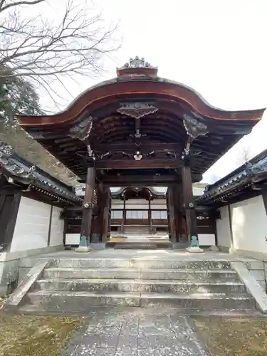 西教寺の山門