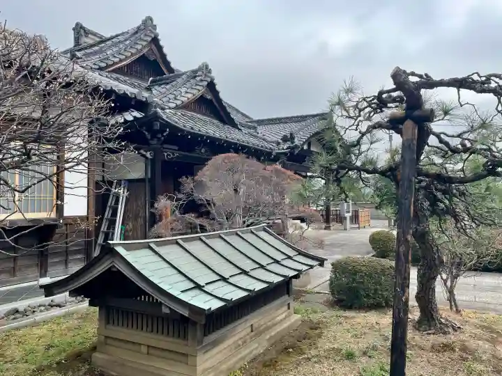 頤神襌院の{uncategorized: "未分類", other: "その他", undefined: "問題あり", building: "その他建物", grave: "お墓", sacred_gate: "鳥居", guardian: "狛犬", statue: "像", buddha: "仏像", history: "歴史", nature: "自然", garden: "庭園", animal: "動物", pagoda: "塔", temizu: "手水舎", mountain_gate: "山門・神門", sanctuary: "本殿・本堂", subordinate: "末社・摂社", art: "芸術", scenery: "景色", jizo: "地蔵", ema: "絵馬", goshuin: "御朱印", omikuji: "おみくじ", items: "授与品その他", amulet: "お守り", goshuincho: "御朱印帳", eats: "食事", festival: "お祭り", votive_dance: "神楽", shichigosan: "七五三参", wedding: "結婚式", experience: "体験その他", initially: "初詣", around: "周辺", anti_infection: "感染症対策"}