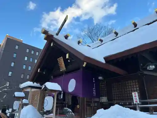 北海道神宮頓宮の{uncategorized: "未分類", other: "その他", undefined: "問題あり", building: "その他建物", grave: "お墓", sacred_gate: "鳥居", guardian: "狛犬", statue: "像", buddha: "仏像", history: "歴史", nature: "自然", garden: "庭園", animal: "動物", pagoda: "塔", temizu: "手水舎", mountain_gate: "山門・神門", sanctuary: "本殿・本堂", subordinate: "末社・摂社", art: "芸術", scenery: "景色", jizo: "地蔵", ema: "絵馬", goshuin: "御朱印", omikuji: "おみくじ", items: "授与品その他", amulet: "お守り", goshuincho: "御朱印帳", eats: "食事", festival: "お祭り", votive_dance: "神楽", shichigosan: "七五三参", wedding: "結婚式", experience: "体験その他", initially: "初詣", around: "周辺", anti_infection: "感染症対策"}