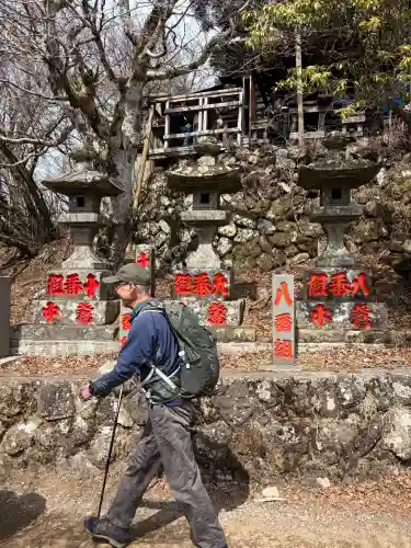 大山阿夫利神社本社の{uncategorized: "未分類", other: "その他", undefined: "問題あり", building: "その他建物", grave: "お墓", sacred_gate: "鳥居", guardian: "狛犬", statue: "像", buddha: "仏像", history: "歴史", nature: "自然", garden: "庭園", animal: "動物", pagoda: "塔", temizu: "手水舎", mountain_gate: "山門・神門", sanctuary: "本殿・本堂", subordinate: "末社・摂社", art: "芸術", scenery: "景色", jizo: "地蔵", ema: "絵馬", goshuin: "御朱印", omikuji: "おみくじ", items: "授与品その他", amulet: "お守り", goshuincho: "御朱印帳", eats: "食事", festival: "お祭り", votive_dance: "神楽", shichigosan: "七五三参", wedding: "結婚式", experience: "体験その他", initially: "初詣", around: "周辺", anti_infection: "感染症対策"}