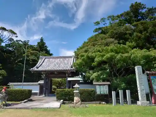 平田寺の山門