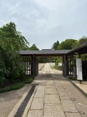 本土寺の{uncategorized: "未分類", other: "その他", undefined: "問題あり", building: "その他建物", grave: "お墓", sacred_gate: "鳥居", guardian: "狛犬", statue: "像", buddha: "仏像", history: "歴史", nature: "自然", garden: "庭園", animal: "動物", pagoda: "塔", temizu: "手水舎", mountain_gate: "山門・神門", sanctuary: "本殿・本堂", subordinate: "末社・摂社", art: "芸術", scenery: "景色", jizo: "地蔵", ema: "絵馬", goshuin: "御朱印", omikuji: "おみくじ", items: "授与品その他", amulet: "お守り", goshuincho: "御朱印帳", eats: "食事", festival: "お祭り", votive_dance: "神楽", shichigosan: "七五三参", wedding: "結婚式", experience: "体験その他", initially: "初詣", around: "周辺", anti_infection: "感染症対策"}