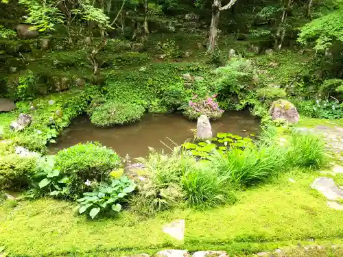 慧日寺の庭園