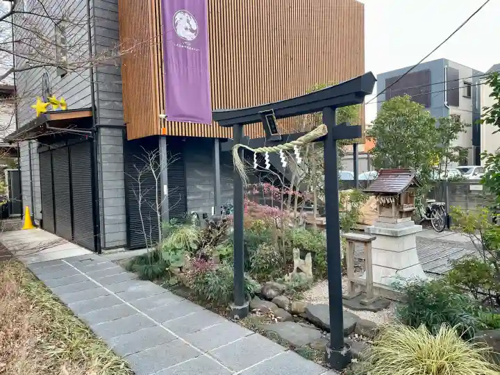 氷川神社の{uncategorized: "未分類", other: "その他", undefined: "問題あり", building: "その他建物", grave: "お墓", sacred_gate: "鳥居", guardian: "狛犬", statue: "像", buddha: "仏像", history: "歴史", nature: "自然", garden: "庭園", animal: "動物", pagoda: "塔", temizu: "手水舎", mountain_gate: "山門・神門", sanctuary: "本殿・本堂", subordinate: "末社・摂社", art: "芸術", scenery: "景色", jizo: "地蔵", ema: "絵馬", goshuin: "御朱印", omikuji: "おみくじ", items: "授与品その他", amulet: "お守り", goshuincho: "御朱印帳", eats: "食事", festival: "お祭り", votive_dance: "神楽", shichigosan: "七五三参", wedding: "結婚式", experience: "体験その他", initially: "初詣", around: "周辺", anti_infection: "感染症対策"}