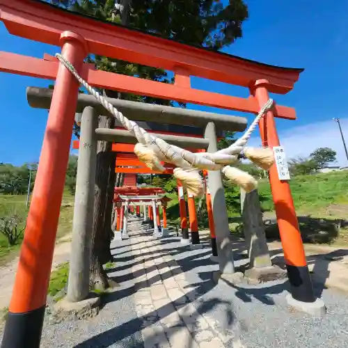 高屋敷稲荷神社の{uncategorized: "未分類", other: "その他", undefined: "問題あり", building: "その他建物", grave: "お墓", sacred_gate: "鳥居", guardian: "狛犬", statue: "像", buddha: "仏像", history: "歴史", nature: "自然", garden: "庭園", animal: "動物", pagoda: "塔", temizu: "手水舎", mountain_gate: "山門・神門", sanctuary: "本殿・本堂", subordinate: "末社・摂社", art: "芸術", scenery: "景色", jizo: "地蔵", ema: "絵馬", goshuin: "御朱印", omikuji: "おみくじ", items: "授与品その他", amulet: "お守り", goshuincho: "御朱印帳", eats: "食事", festival: "お祭り", votive_dance: "神楽", shichigosan: "七五三参", wedding: "結婚式", experience: "体験その他", initially: "初詣", around: "周辺", anti_infection: "感染症対策"}