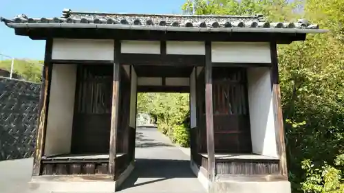 安養寺の山門