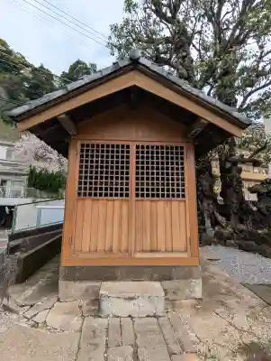 根岸町王子稲荷社の{uncategorized: "未分類", other: "その他", undefined: "問題あり", building: "その他建物", grave: "お墓", sacred_gate: "鳥居", guardian: "狛犬", statue: "像", buddha: "仏像", history: "歴史", nature: "自然", garden: "庭園", animal: "動物", pagoda: "塔", temizu: "手水舎", mountain_gate: "山門・神門", sanctuary: "本殿・本堂", subordinate: "末社・摂社", art: "芸術", scenery: "景色", jizo: "地蔵", ema: "絵馬", goshuin: "御朱印", omikuji: "おみくじ", items: "授与品その他", amulet: "お守り", goshuincho: "御朱印帳", eats: "食事", festival: "お祭り", votive_dance: "神楽", shichigosan: "七五三参", wedding: "結婚式", experience: "体験その他", initially: "初詣", around: "周辺", anti_infection: "感染症対策"}