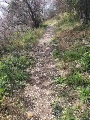 錦着山護国神社の周辺