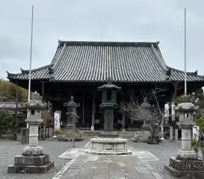 穴太寺の{uncategorized: "未分類", other: "その他", undefined: "問題あり", building: "その他建物", grave: "お墓", sacred_gate: "鳥居", guardian: "狛犬", statue: "像", buddha: "仏像", history: "歴史", nature: "自然", garden: "庭園", animal: "動物", pagoda: "塔", temizu: "手水舎", mountain_gate: "山門・神門", sanctuary: "本殿・本堂", subordinate: "末社・摂社", art: "芸術", scenery: "景色", jizo: "地蔵", ema: "絵馬", goshuin: "御朱印", omikuji: "おみくじ", items: "授与品その他", amulet: "お守り", goshuincho: "御朱印帳", eats: "食事", festival: "お祭り", votive_dance: "神楽", shichigosan: "七五三参", wedding: "結婚式", experience: "体験その他", initially: "初詣", around: "周辺", anti_infection: "感染症対策"}
