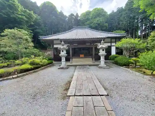 傑岑寺の本殿