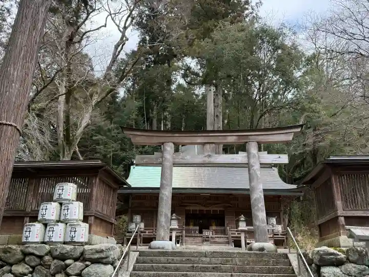 丹生川上神社(下社)の{uncategorized: "未分類", other: "その他", undefined: "問題あり", building: "その他建物", grave: "お墓", sacred_gate: "鳥居", guardian: "狛犬", statue: "像", buddha: "仏像", history: "歴史", nature: "自然", garden: "庭園", animal: "動物", pagoda: "塔", temizu: "手水舎", mountain_gate: "山門・神門", sanctuary: "本殿・本堂", subordinate: "末社・摂社", art: "芸術", scenery: "景色", jizo: "地蔵", ema: "絵馬", goshuin: "御朱印", omikuji: "おみくじ", items: "授与品その他", amulet: "お守り", goshuincho: "御朱印帳", eats: "食事", festival: "お祭り", votive_dance: "神楽", shichigosan: "七五三参", wedding: "結婚式", experience: "体験その他", initially: "初詣", around: "周辺", anti_infection: "感染症対策"}