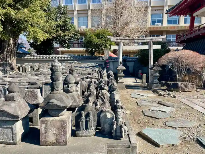 浄運寺の{uncategorized: "未分類", other: "その他", undefined: "問題あり", building: "その他建物", grave: "お墓", sacred_gate: "鳥居", guardian: "狛犬", statue: "像", buddha: "仏像", history: "歴史", nature: "自然", garden: "庭園", animal: "動物", pagoda: "塔", temizu: "手水舎", mountain_gate: "山門・神門", sanctuary: "本殿・本堂", subordinate: "末社・摂社", art: "芸術", scenery: "景色", jizo: "地蔵", ema: "絵馬", goshuin: "御朱印", omikuji: "おみくじ", items: "授与品その他", amulet: "お守り", goshuincho: "御朱印帳", eats: "食事", festival: "お祭り", votive_dance: "神楽", shichigosan: "七五三参", wedding: "結婚式", experience: "体験その他", initially: "初詣", around: "周辺", anti_infection: "感染症対策"}