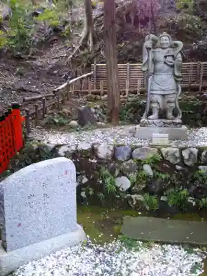 御髪神社の像