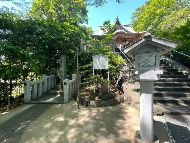 白旗神社の{uncategorized: "未分類", other: "その他", undefined: "問題あり", building: "その他建物", grave: "お墓", sacred_gate: "鳥居", guardian: "狛犬", statue: "像", buddha: "仏像", history: "歴史", nature: "自然", garden: "庭園", animal: "動物", pagoda: "塔", temizu: "手水舎", mountain_gate: "山門・神門", sanctuary: "本殿・本堂", subordinate: "末社・摂社", art: "芸術", scenery: "景色", jizo: "地蔵", ema: "絵馬", goshuin: "御朱印", omikuji: "おみくじ", items: "授与品その他", amulet: "お守り", goshuincho: "御朱印帳", eats: "食事", festival: "お祭り", votive_dance: "神楽", shichigosan: "七五三参", wedding: "結婚式", experience: "体験その他", initially: "初詣", around: "周辺", anti_infection: "感染症対策"}