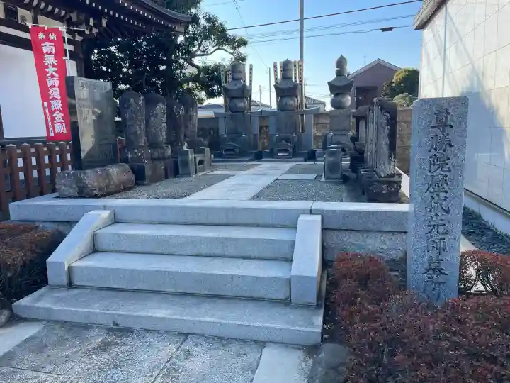 尊勝院の{uncategorized: "未分類", other: "その他", undefined: "問題あり", building: "その他建物", grave: "お墓", sacred_gate: "鳥居", guardian: "狛犬", statue: "像", buddha: "仏像", history: "歴史", nature: "自然", garden: "庭園", animal: "動物", pagoda: "塔", temizu: "手水舎", mountain_gate: "山門・神門", sanctuary: "本殿・本堂", subordinate: "末社・摂社", art: "芸術", scenery: "景色", jizo: "地蔵", ema: "絵馬", goshuin: "御朱印", omikuji: "おみくじ", items: "授与品その他", amulet: "お守り", goshuincho: "御朱印帳", eats: "食事", festival: "お祭り", votive_dance: "神楽", shichigosan: "七五三参", wedding: "結婚式", experience: "体験その他", initially: "初詣", around: "周辺", anti_infection: "感染症対策"}