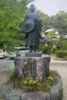 真教寺の像