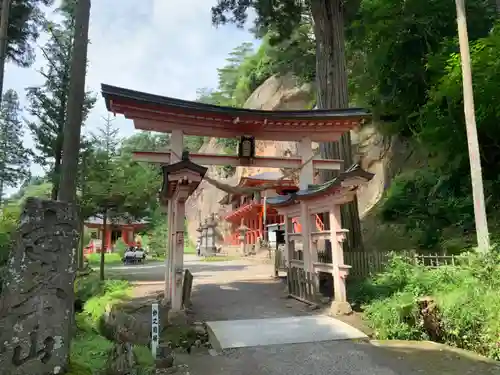 達谷西光寺の鳥居